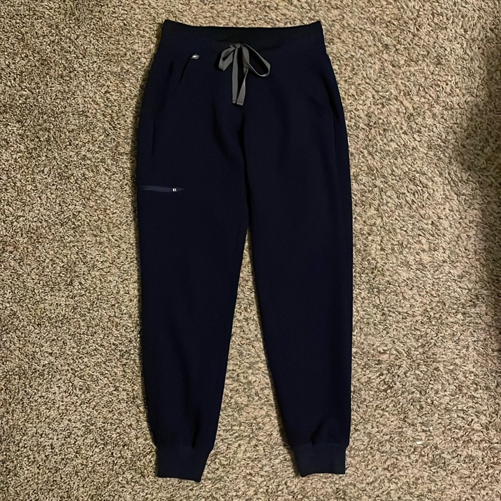 FIGS navy scrub joggers